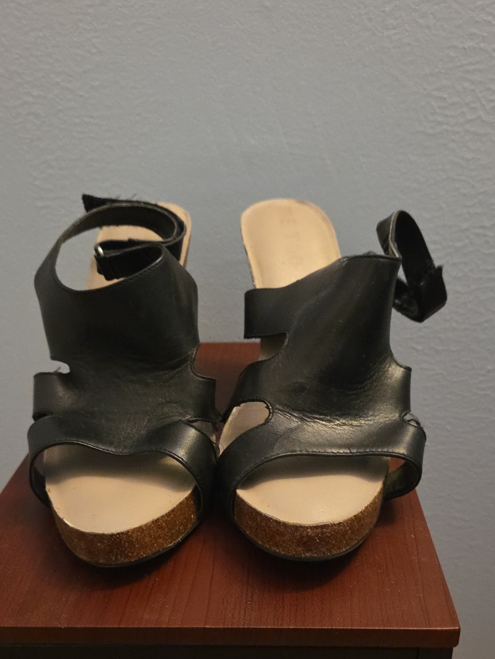 me too Black Leather Open-Toe Wedge Sandals